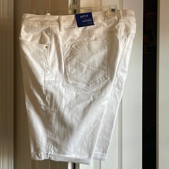 Apt. 9 Pants - Apt 9 Modern White Midrise Bermuda Shorts with 10”inseam. New with Tags.